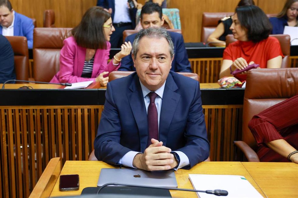 El secretario general del PSOE-A, Juan Espadas antes del comienzo del pleno del día de hoy, a 26 de junio de 2024, en Sevilla, Andalucía (España). El presidente de la Junta, Juanma Moreno, comparece a petición propia ante el Pleno del Parlamento en un d
