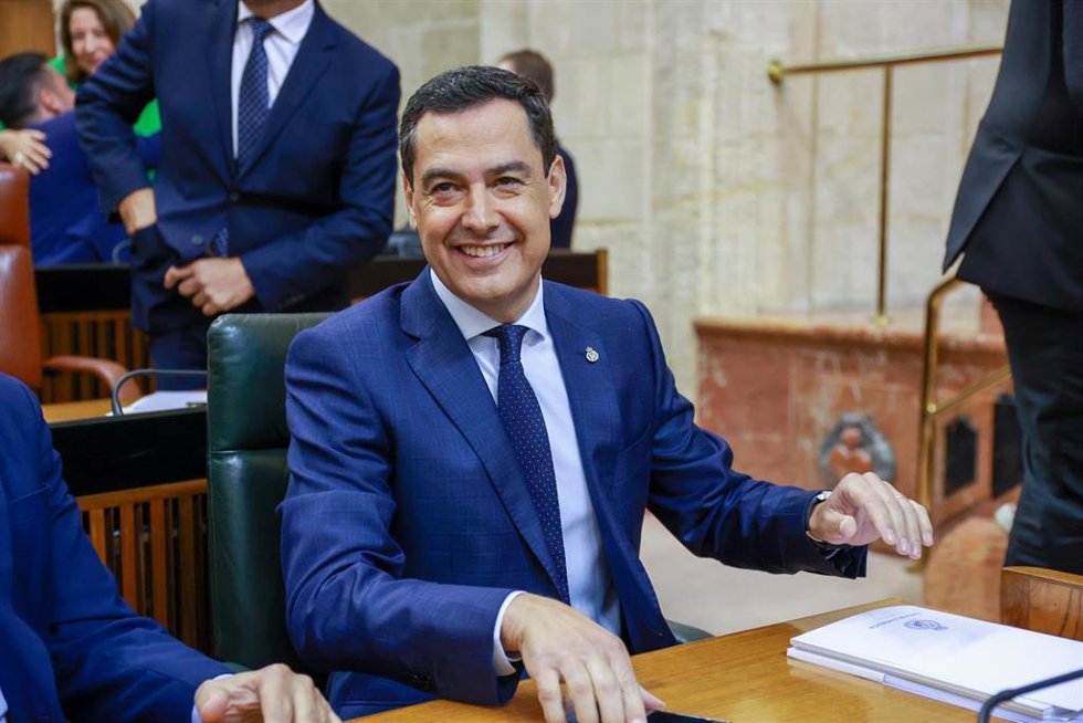 El presidente de la Junta, Juanma Moreno, llega para su comparecencia en el día de hoy, a 26 de junio de 2024, en Sevilla, Andalucía (España).