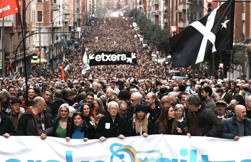 La actriz Itziar Ituño, entre los portadores de la pancarta de la manifestación de Sare en favor de los presos de ETA del 13 de enero de 2024