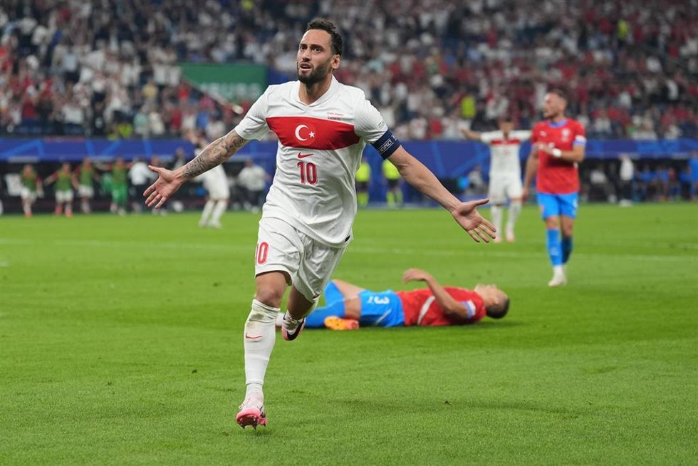 26 June 2024, Hamburg: Turkey's Hakan Calhanoglu celebrates after scoring his side's first goal during the UEFA Euro 2024 Group F soccer match between Czech Republic and Turkey at Volksparkstadion Hamburg. Photo: Marcus Brandt/dpa