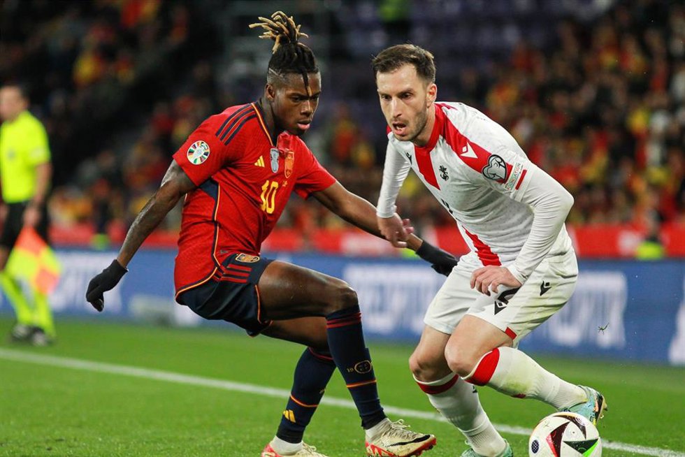 Archivo - Nico Williams of Spain and Otar Kakabadze of Georgia in action during the UEFA EURO 2024 European qualifier match between Spain and Georgia at Jose Zorrilla Stadium on November 19, 2023 in Valladolid, Spain