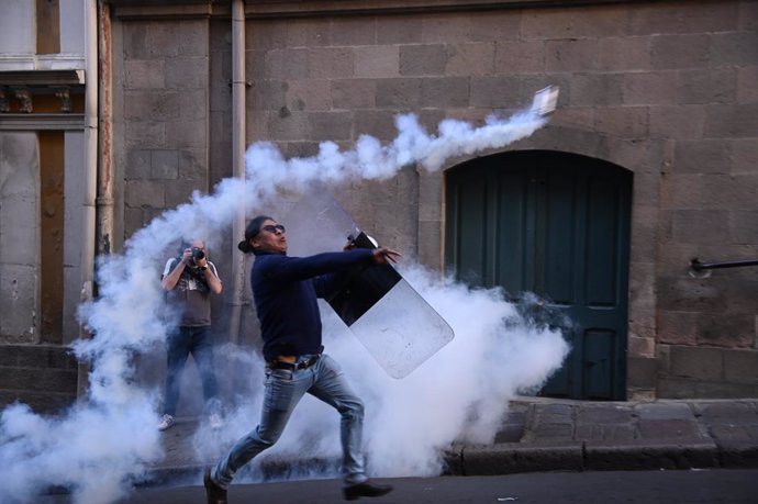 26 June 2024, Bolivia, La Paz: A protester stands amid tear gas fired in front of the presidential palace on Plaza Murillo. The Bolivian military has occupied the square in front of the government palace in La Paz with armoured vehicles and tried to breac