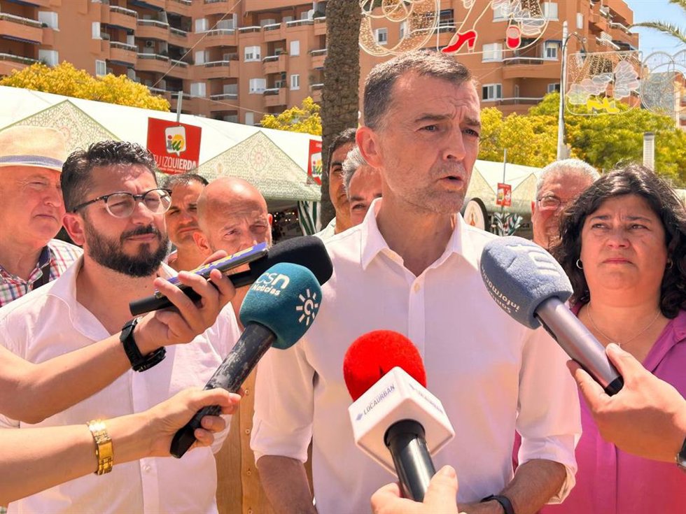 El coordinador federal de Izquierda Unida, Antonio Maíllo, atiende a los medios en una foto de archivo.