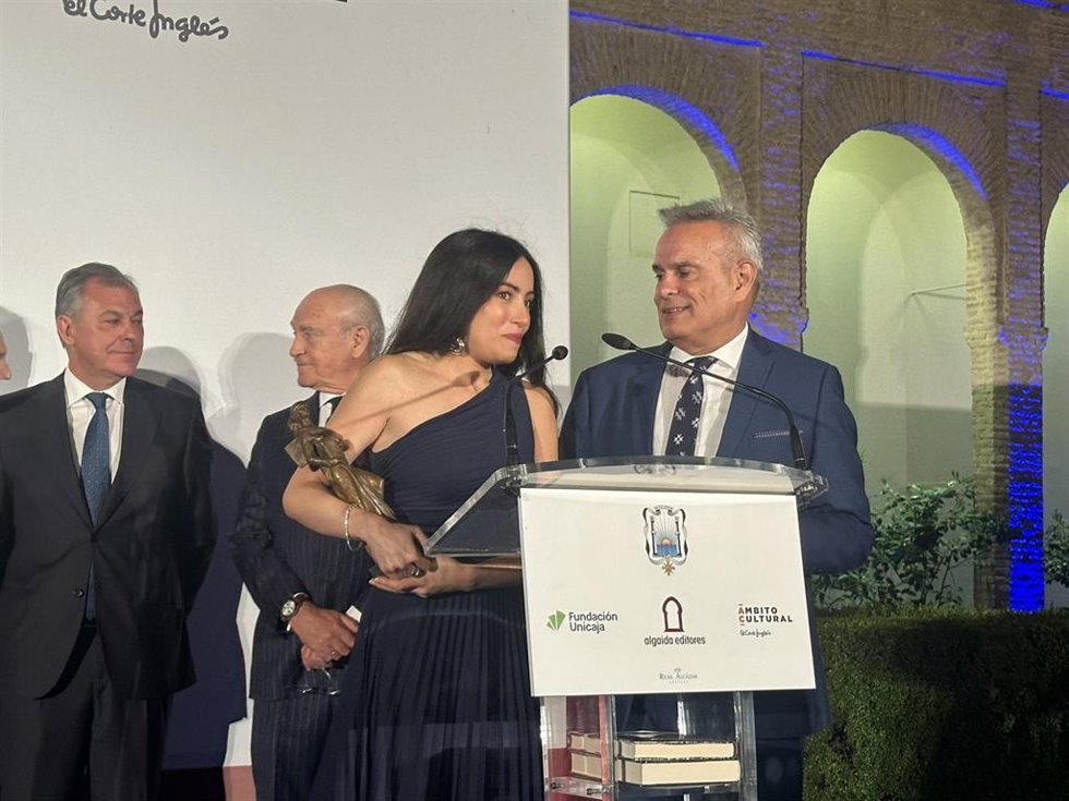 La escritora Ángelica Yuste, ganadora del Premio de Novela Ateneo Joven, recibe el galardón durante el acto celebrado en el Alcázar.