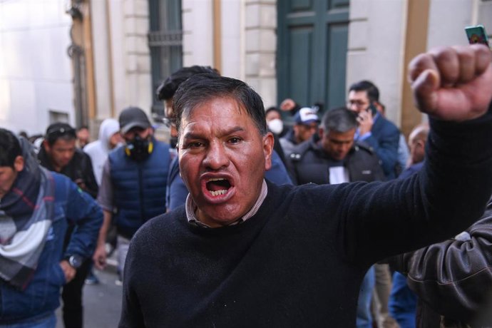 Seguidores del presidente de Bolivia, Luis Arce, durante la toma de los militares.