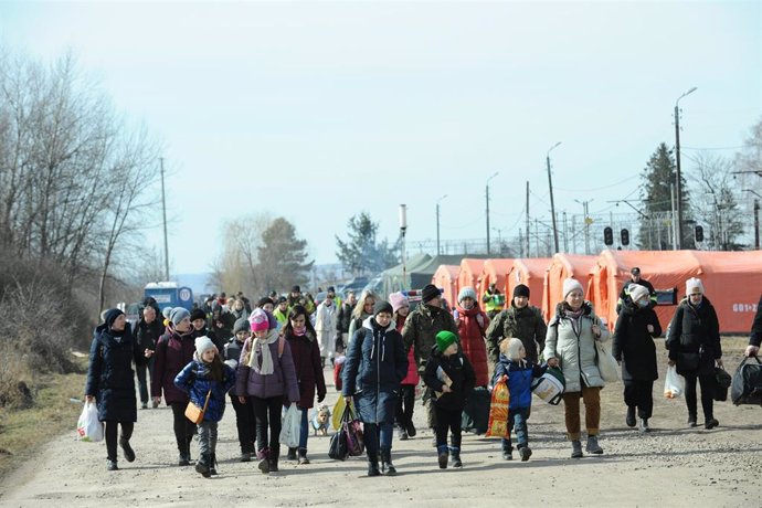 Archivo - Imagen de archivo de un grupo de refugiados ucranianos