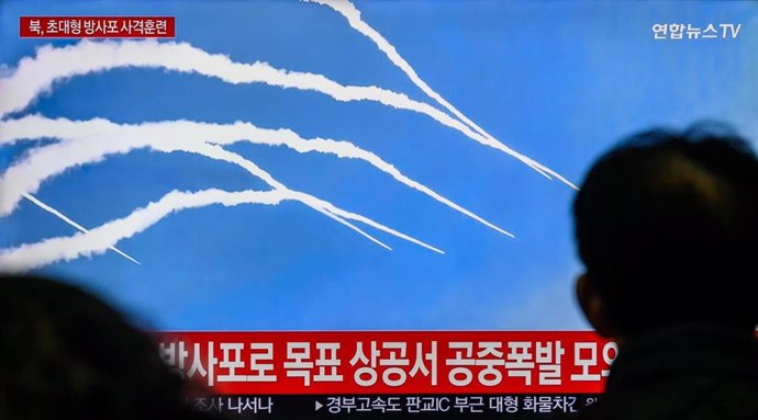 Archivo - Lanzamiento de misiles por parte de Corea del Norte