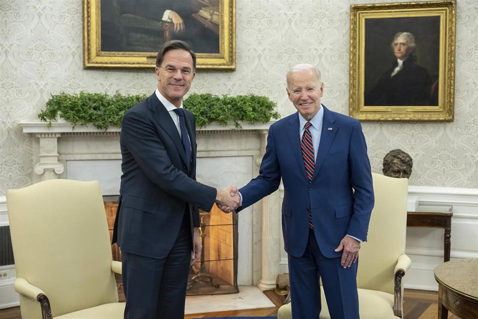 Archivo - Imagen de archivo del presidente de EEUU, Joe Biden (derecha), y el primer ministro en funciones de Países Bajos, Mark Rutte (izquierda)