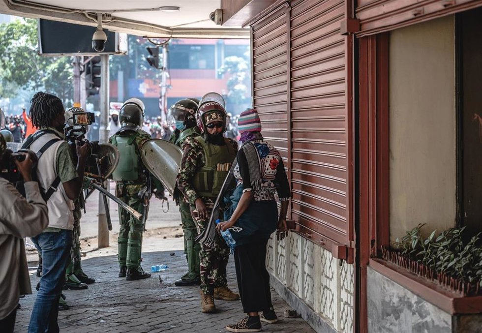 Policías antidisturbios en Nairobi (Kenia)