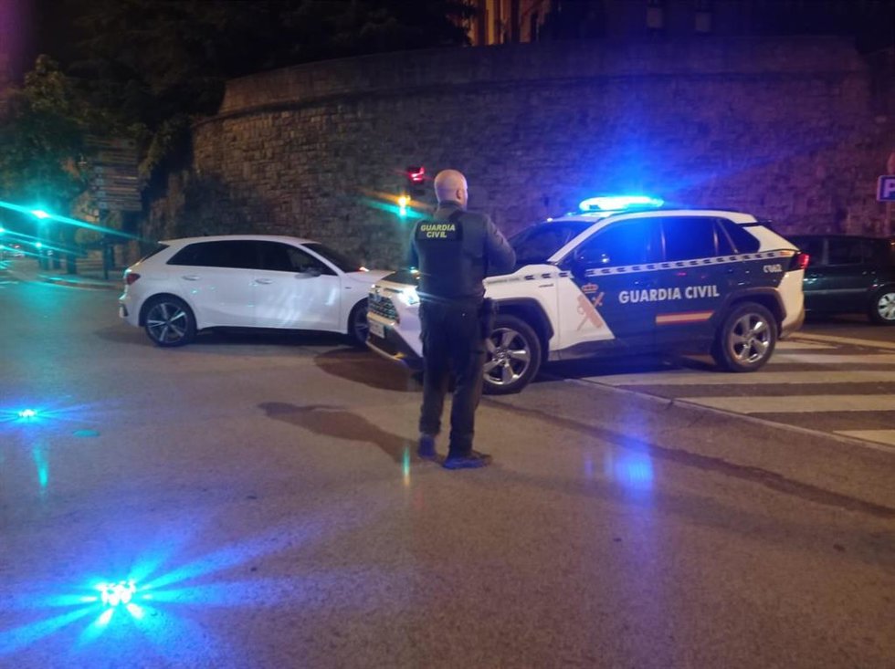 Detenido por un delito de tráfico de drogas tras darse a la fuga y colisionar contra una mediana en Pamplona