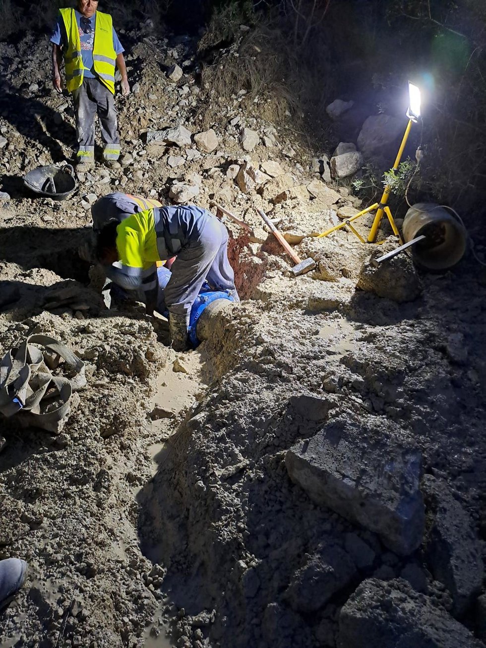Restablecen el servicio de agua potable en la zona norte de El Campello tras reponer una tubería rota