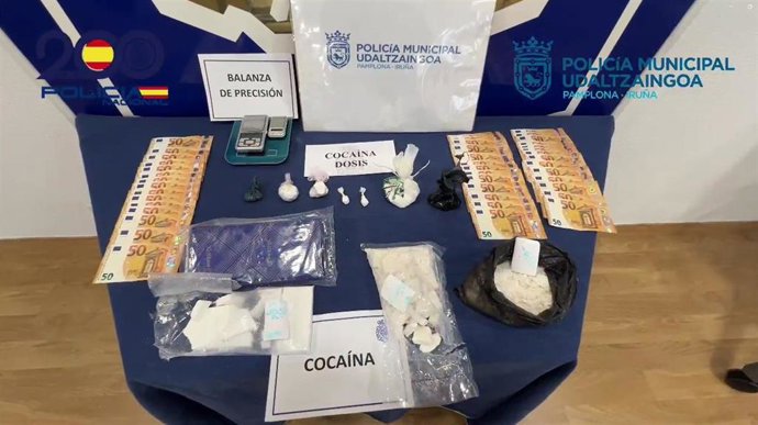 Drogas, herramientas y dinero incautados en la operación.