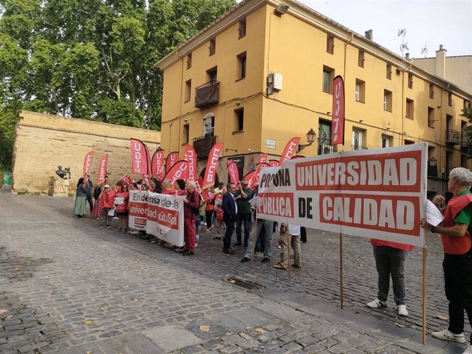 Concentración UGT y CCOO contra la iniciativa de que la UNIR pueda dar docencia presencial