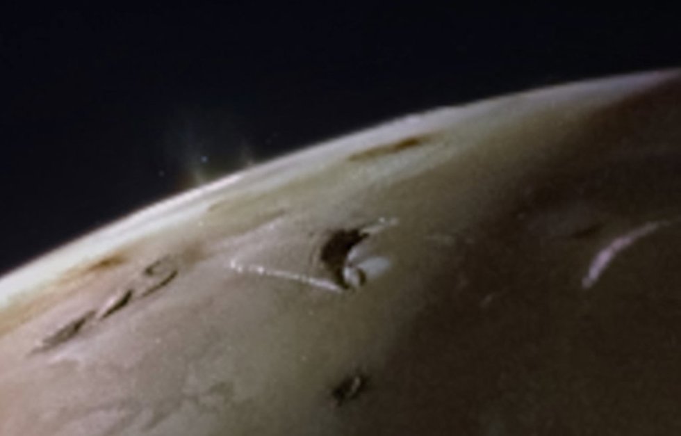 El instrumento JunoCam, a bordo de la sonda espacial Juno de la NASA, capturó dos columnas volcánicas que se alzaban sobre el horizonte de la luna Ío de Júpiter. La imagen fue tomada el 3 de febrero desde una distancia de aproximadamente 3.800 kilómetro