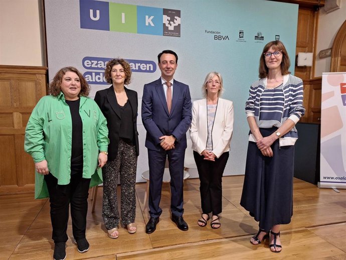 El Vicelehendakari y consejero de Economía, Trabajo y Empleo, Mikel Torres, en la apertura en San Sebastián del Curso de Verano de la EHU/UPV, organizado por Osalan, sobre 'Cambio climático y Prevención de riesgos laborales'