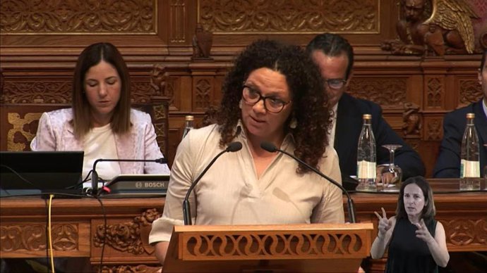 La portavoz del PSIB en el Consell de Mallorca, Catalina Cladera, durante su intervención en el pleno del Debate de Política General.
