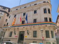Delegación del Gobierno en Baleares despliega la bandera LGTBI en su fachada por el Día del Orgullo