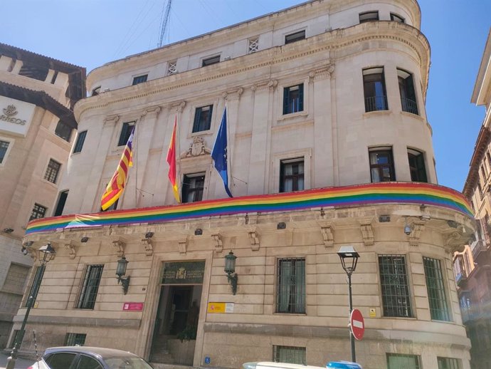 La bandera LGTBI ondea en la sede de la Delegación del Gobierno en Baleares.