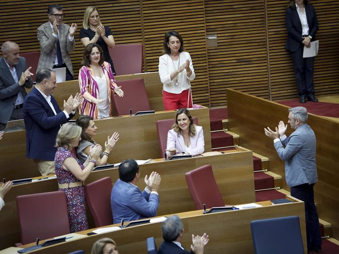 Los diputados del PP aplauden a la alcaldesa de València, Mª José Catalá, en el pleno de Les Corts