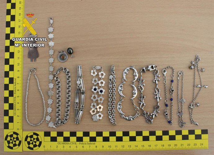 Parte de los bienes localizados por la Guardia Civil tras ser sustraídos en viviendas ubicadas a las afueras de Cartagena (Murcia)