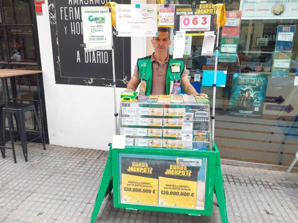 Pedro Fernández Martín ha repartido la suerte en la calle Almería de El Palo.