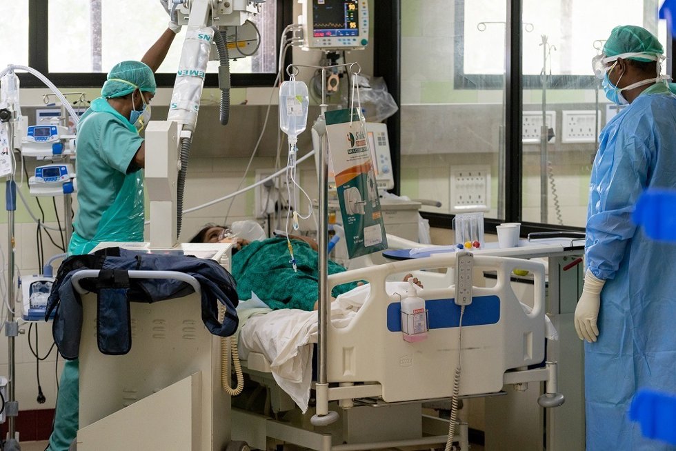 Archivo - Médicos atienden a una paciente en la India.