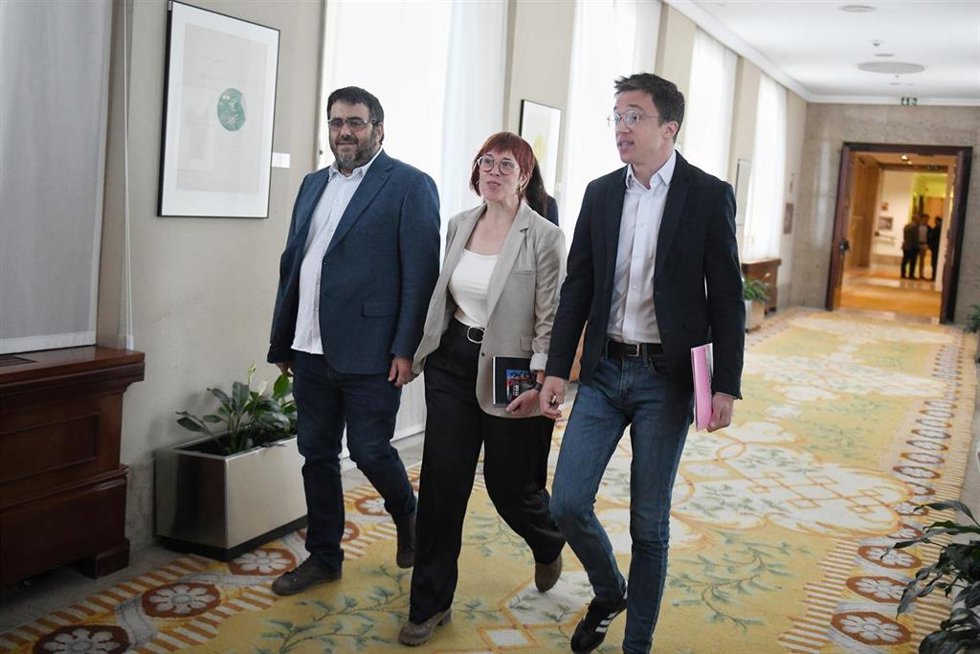 Archivo - La portavoz de Compromís en el Congreso, Águeda Micó (c) y el líder de Más País y diputado de Sumar, Iñigo Errejón (d), a su llegada a una reunión de la Junta de Portavoces, en el Congreso de los Diputados, a 14 de mayo de 2024, en Madrid (Esp