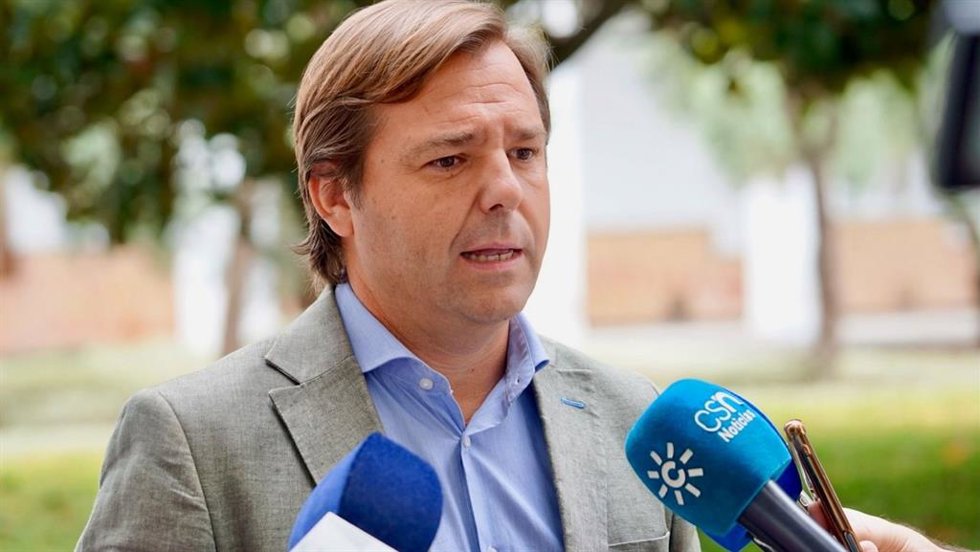 El secretario general del PP-A, Antonio Repullo, este jueves en declaraciones a los medios en el Parlamento.