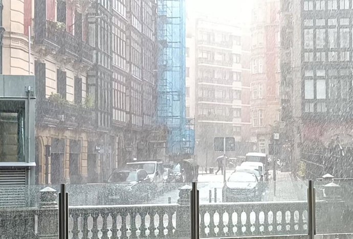 Archivo - Lluvia intensa en Bilbao