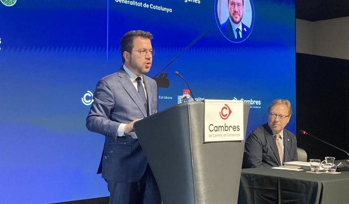 El presidente en funciones de la Generalitat, Pere Aragonès, y el presidente de la Cámara de Barcelona, Josep Santacreu.