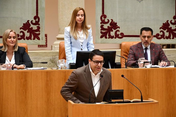 El ya diputado Daniel Carrillo prometiendo su cargo