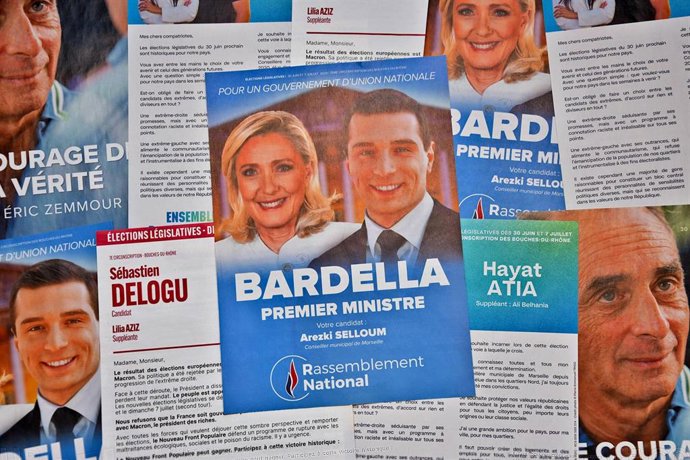 Carteles electorales de Agrupación Nacional con la imagen de Marine Le Pen y Jordan Bardella