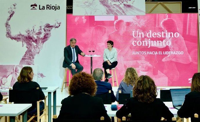 Archivo - El consejero de Cultura, José Luis Pérez Pastor, junto a la directora general de Turismo, Virginia Borges