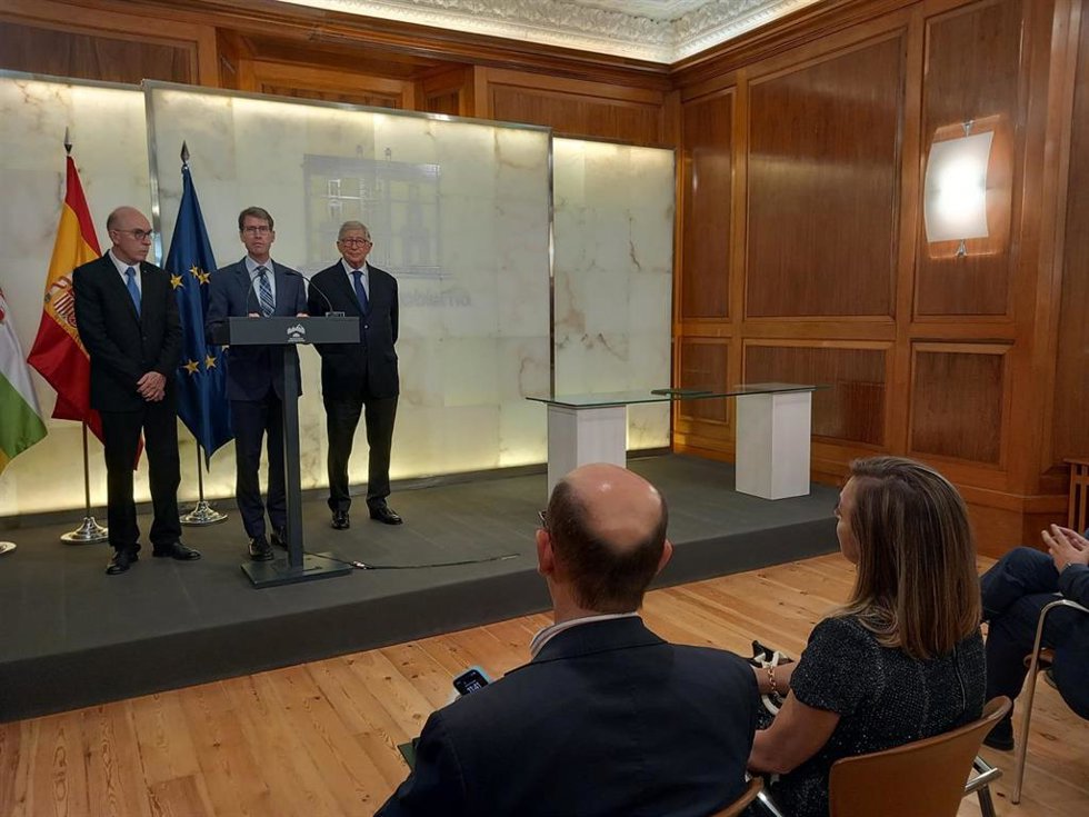 El presidente del Gobierno de La Rioja, Gonzalo Capellán, el rector de la UR, Juan Carlos Ayala, y el presidente de UNIR, Rafael Puyol, informan sobre asuntos relacionados con la educación superior en La Rioja