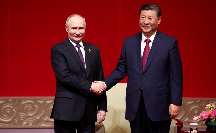 Archivo - HANDOUT - 16 May 2024, China, Beijing: Russia's President Vladimir Putin (L) and China's President Xi Jinping.