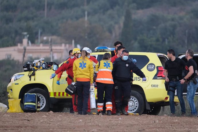 Archivo - Un grupo de sanitarios asisten a heridos en el lugar donde estaba detenido el hombre que hirió con un arma de fuego a tres excompañeros y a un mosso en su huida, a 14 de diciembre de 2021, en Maspujols, Tarragona, Cataluña, (España).
