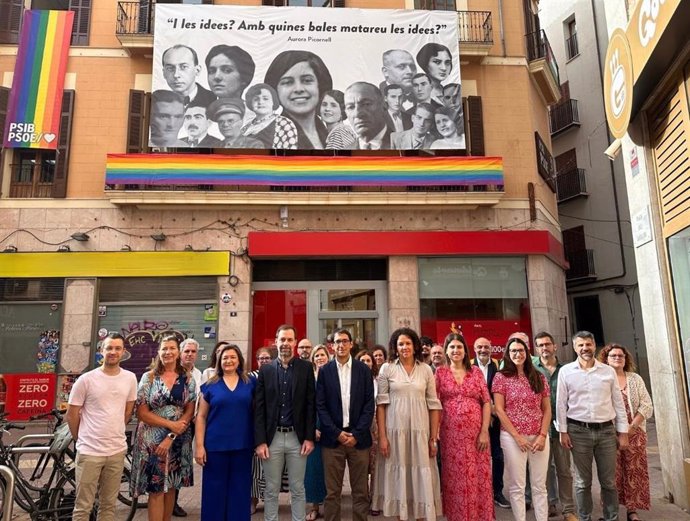 Cargos del PSIB-PSOE de Baleares en la sede de Miracle tras desplegar la bandera LGTBI  con motivo del Día del Orgullo.