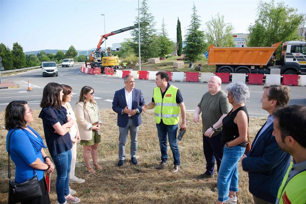 El consejero de Cohesión Territorial, Óscar Chivite, visita el inicio de las obras del carril bici que conectará Sarriguren, Burlada, Huarte y Ripagaina.