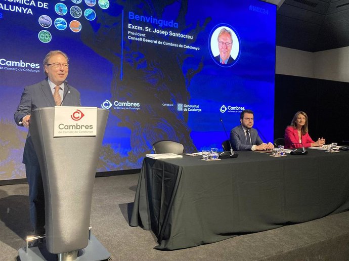 (I-D) El Presidente De La Cámara De Barcelona, Josep Santacreu; El Presidente En Funciones De La Generalitat, Pere Aragonès, Y La Directora De La Memòria Econòmica De Catalunya 2023, Carme Poveda.