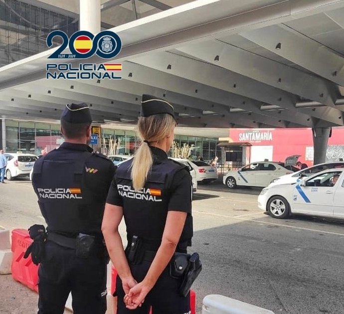 Agentes de la Policía Nacional en el Aeropuerto Málaga-Costa del Sol.