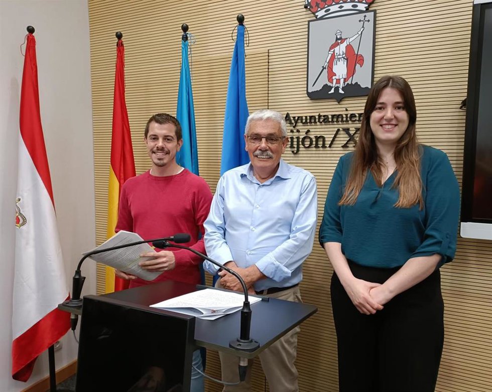 Rueda de prensa, en el Consistorio gijonés, de los portavoces de los Grupos Municipales de PSOE, IU  Más País  IAS y Podemos, Luis Manuel Flórez 'Floro' --en el centro--, Javier Suárez Llana y Olaya Suárez, respectivamente.