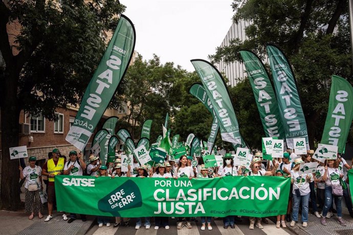 Varias personas con una pancarta durante una concentración de enfermeras y fisioterapeutas frente a la sede del Ministerio para la Transformación Digital y de la Función Pública, a 27 de junio de 2024, en Madrid (España).