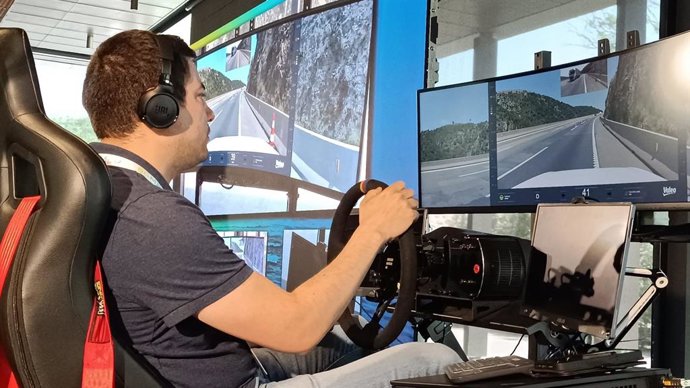 Un hombre conduce a distancia por primera vez un coche por la autopista AP-7, en una de las soluciones impulsadas por el proyecto europeo 5GMED