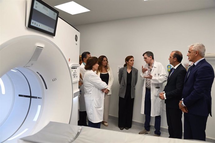 La ministra de Sanidad, Mónica García (4i), y el consejero de Sanidad del Gobierno de Aragón, José Luis Bancalero (2d), durante una visita al Hospital Universitario Miguel Servet, en Zaragoza.