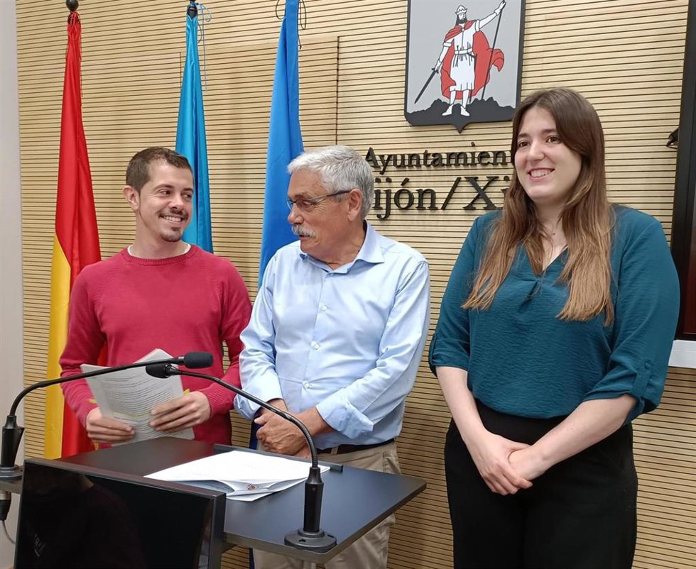Los portavoces de los Grupos Municipales de PSOE, IU  Más País  IAS y Podemos, Luis Manuel Flórez 'Floro' --en el centro--, Javier Suárez Llana y Olaya Suárez, respectivamente, en rueda de prensa en el Consistorio gijonés.