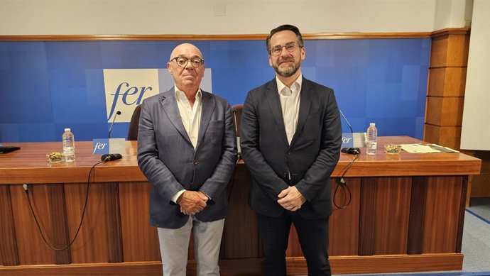 El presidente de la FER, Jaime García-Calzada, el responsable de Acción Social de la Dirección Territorial EBRO de CaixaBank, Jorge García Cabanes,presenta proyectos de acción social en La Rioja