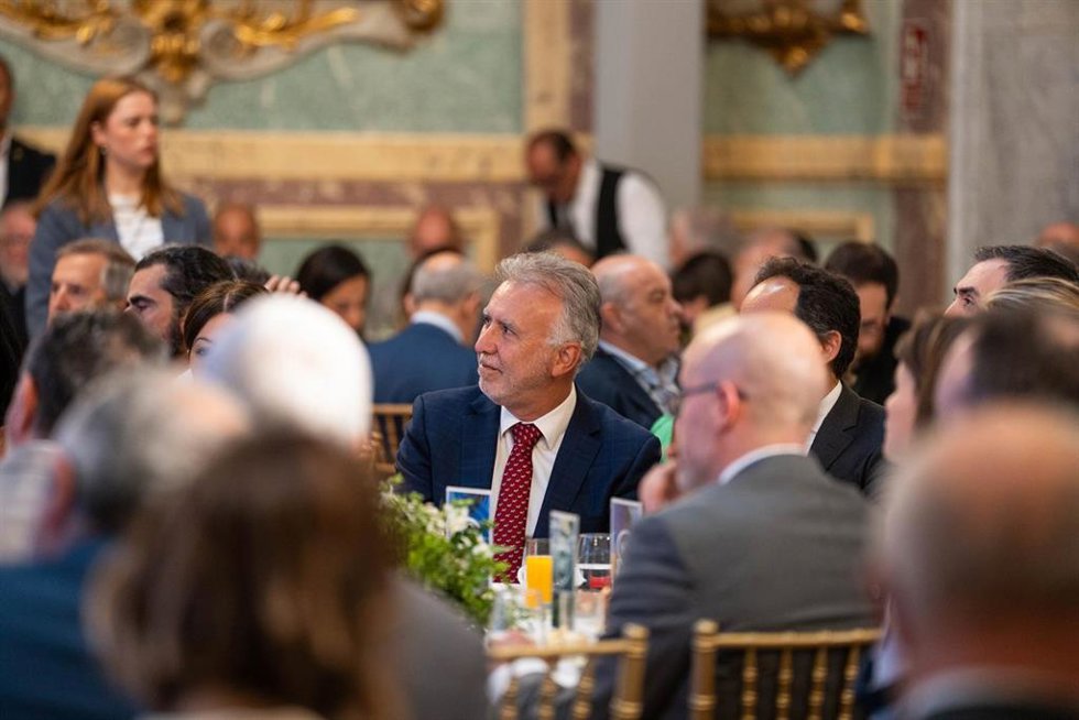 El ministro de Política Territorial y Memoria Democrática, Ángel Víctor Torres, asiste al desayuno informativo del Foro de la Nueva Comunicación, en el que interviene el director de elDiario.es, Ignacio Escolar, en el Real Casino Gran Círculo, a 27 de j