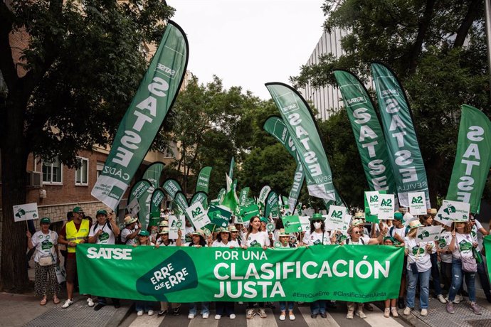 Varias personas con una pancarta durante una concentración de enfermeras y fisioterapeutas frente a la sede del Ministerio para la Transformación Digital y de la Función Pública, a 27 de junio de 2024, en Madrid (España). Enfermeras y fisioterapeutas se h