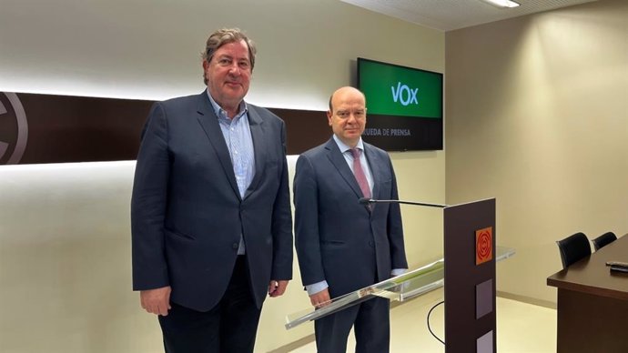 El portavoz de VOX en la comisión de investigación sobre renovables en Aragón, Juan Vidal, junto al diputado Santiago Morón, este jueves en sala de prensa de las Cortes.