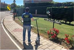 Agente con el patinete sustraído.